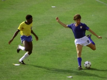 Antognoni centra ante Paulo Isidoro en el Mundial de Espa&ntilde;a 1982.