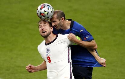 Chiellini supera a Kane en el duelo aéreo.