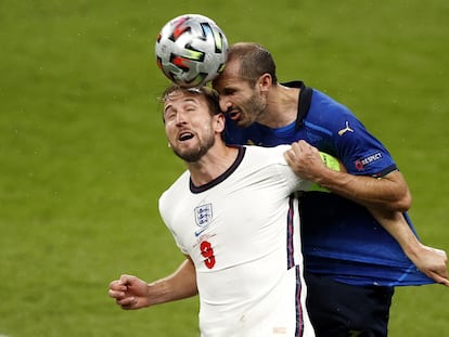 Chiellini supera a Kane en el duelo aéreo.