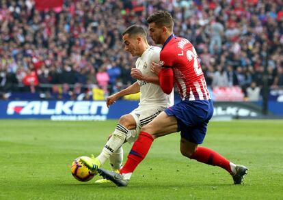 Lucas del Real Madrid, a la izquierda, y Hernández pelean por el balón.