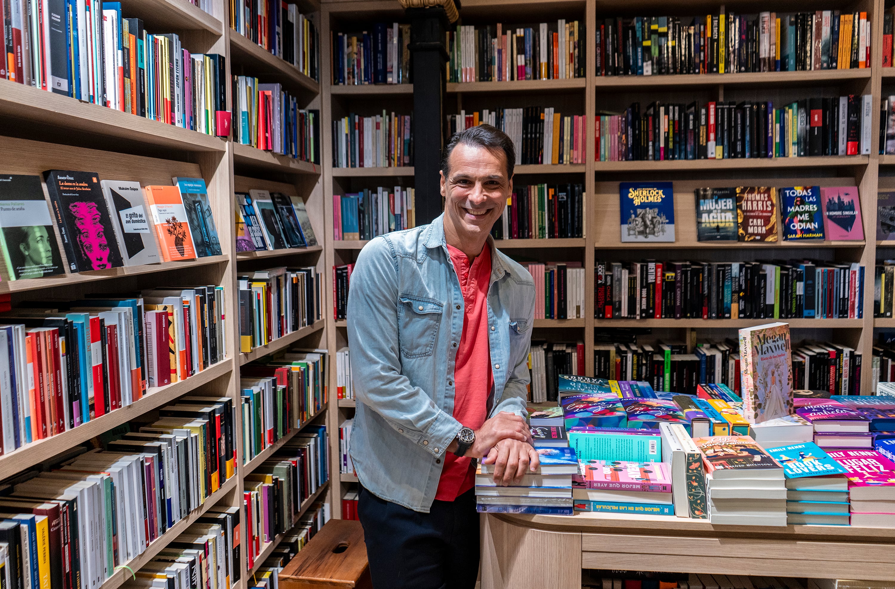 Igor Yebra, rodeado de libros en la libreria Feltrinelli de Montevideo.