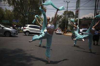 Según han declarado las bailarinas a varios medios, las representaciones, a pesar de su fugacidad, requieren una gran concentración y una fuerte preparación, ya que no es lo mismo actuar en la calle que sobre un escenario.