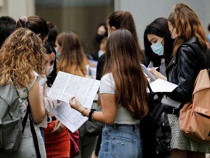 Varias estudiantes repasan antes de las Pruebas de Acceso a la Universidad (PAU), en junio de 2021 en Valencia.