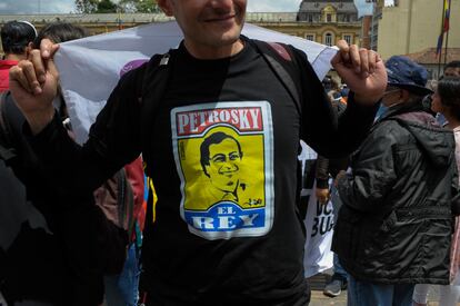 Un hombre utiliza una camiseta con una ilustración de Gustavo Petro en una marca de fósforos colombianos.