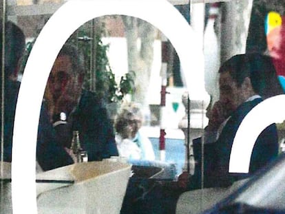 Zaplana (a la derecha), en una reunión en una cafetería de Benidorm captada por la Guardia Civil en enero de 2018.
