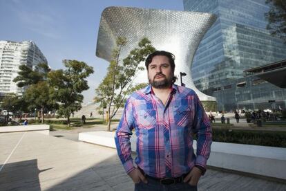 El periodista Diego Enrique Osorno frente a Plaza Carso, propiedad de Slim.