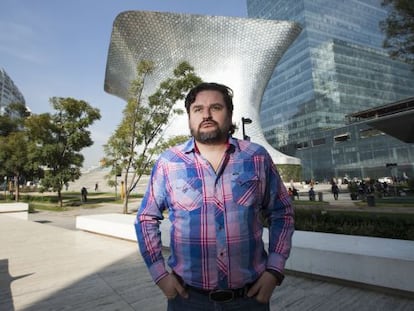 El periodista Diego Enrique Osorno frente a Plaza Carso, propiedad de Slim.