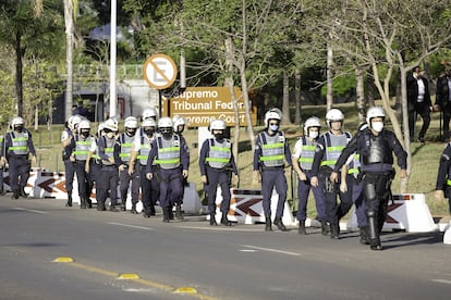 Policía antidisturbios, este domingo en Brasilia.