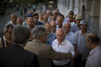 Un grupo de jubilados hace cola en el exterior del banco nacional de Grecia en Atenas para retirar dinero.