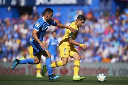 Luis Surez (a la derecha), del Barcelona, y Bruno Gonzlez, del Getafe, luchan por la pelota.