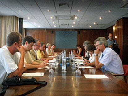 Representantes de la Administración y de los vecinos de La Punta, ayer en la reunión.