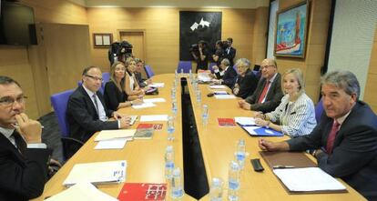 El fiscal general del Estado, Eduardo Torres-Dulce, cuarto a la derecha, preside la reunión del Consejo Fiscal que se celebra por primera vez en Bilbao.