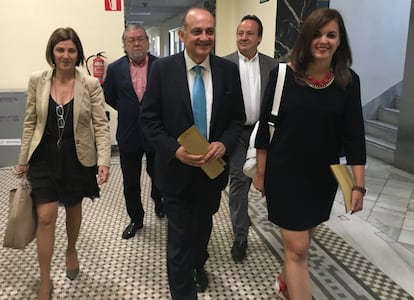 Joan Calabuig, con el resto de concejales socialistas en el Gobierno local de Valencia. 