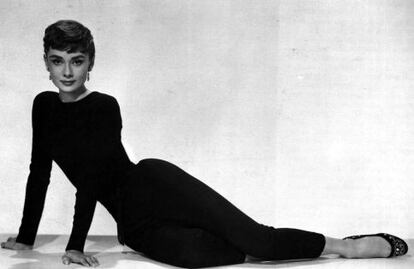 Durante la década de los cincuenta, Audrey Hepburn encarna mejor que nadie el nuevo estilo de la mujer moderna. Exhibe un aire masculino y femenino al mismo tiempo, una combinación aceptable en unos tiempos todavía muy puritanos. Es la embajadora ideal del pantalón femenino, que lleva con zapatos planos y el pelo corto. Su estilo, imitado por numerosas admiradoras, influye mucho en la aceptación del pantalón.