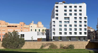 Fachada del polémico proyecto hotelero diseñado por Rafael Moneo.