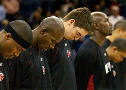 Pau Gasol (tercero de izquierda a derecha)y sus compañeros de los Grizzlies guardan un minuto de silencio antes del partido.