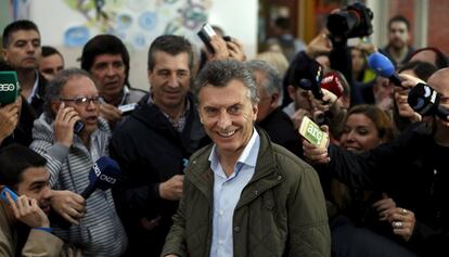 Mauricio Macri, alcalde de la ciudad de Buenos Aires y candidato presidencial, sonríe junto a un grupo de periodistas, tras emitir su voto.