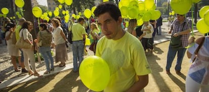 Suelta de globos en Sevilla para celebrar el Día Mundial de la Salud Mental.