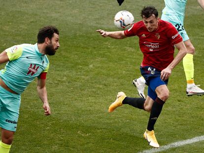Budimir se dispone a cabecear para marcar el segundo gol de Osasuna.