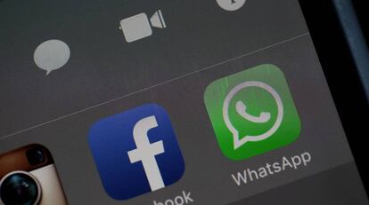 Ícones dos aplicativos WhatsApp e Facebook na tela de um celular