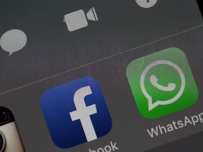 Ícones dos aplicativos WhatsApp e Facebook na tela de um celular