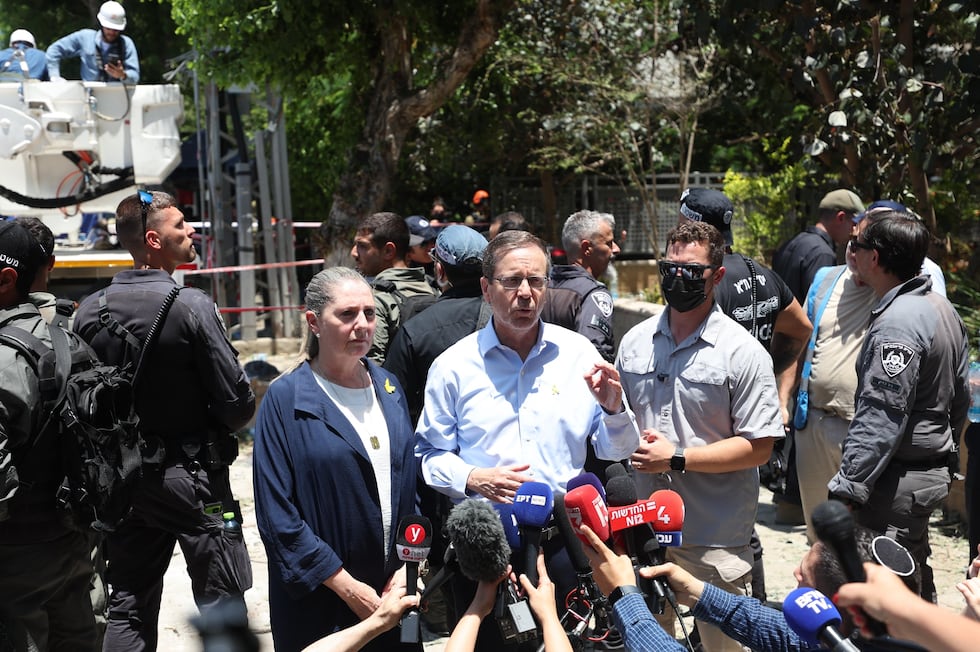 El presidente israelí, Isaac Herzog, en el lugar de impacto de un misil iraní, este domingo en Ness Ziona.