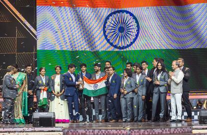 Las selecciones indias que ganaron sendas medallas de bronce en las Olimpiada de Ajedrez 2022 absoluta y femenina en Chennai (India)