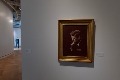 Un retrato del presidente John F. Kennedy realizado por Norman Rockwell, en las paredes del Lucas Museum of Narrative Art.