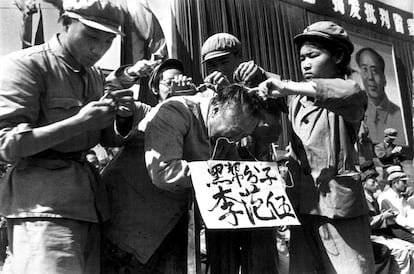 Fotografía de Li Zhensheng en la que guardias rojos afeitan la cabeza  del gobernador de Heilogjiang, Li Fanwu, en septiembre de 1966.