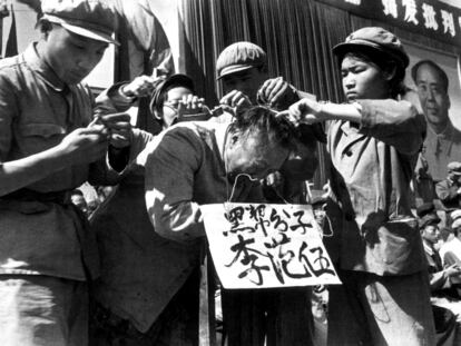 Fotografía de Li Zhensheng en la que guardias rojos afeitan la cabeza  del gobernador de Heilogjiang, Li Fanwu, en septiembre de 1966.