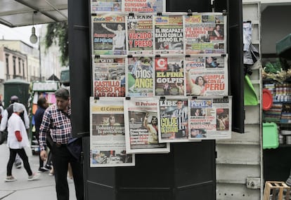 Quiosco de prensa en el centro de Lima, este viernes.