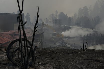 Efectos del fuego en un polígono industrial de A Rúa, en Ourense, este sábado.