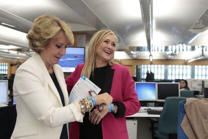 Aguirre intercambió ayer pulseras de campaña con Cristina Cifuentes en la redacción de EL PAÍS.