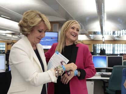 Aguirre intercambió ayer pulseras de campaña con Cristina Cifuentes en la redacción de EL PAÍS.
