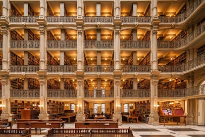 “Catedral de libros”. Así describió el primer rector del Instituto Peabody, Nathaniel H. Morison, esta biblioteca construida en el siglo XIX en la ciudad de Baltimore (Maryland) por iniciativa del banquero, empresario, escritor y filántropo George Peabody, y que actualmente forma parte de la Universidad Johns Hopkins. Esta asidua a las listas de bibliotecas más bellas del mundo, con sus seis amplios pisos acabados en mármol blanco y su inmenso atrio de entrada, atrae no solo a estudiosos (sus 300.000 volúmenes forman un tesoro de libros antiguos) y amantes del estilo arquitectónico neo-griego, también a parejas de novios que la utilizan como salón de bodas.