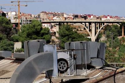 Torres de refrigeración en los tejados de Alcoi, fotografiados durante el brote de legionela de 2009.