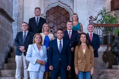 Foto de familia presidida por el presidente de la Generalitat, Carlos Mazón, la vicepresidenta, Susana Camarero, y la consejera de Hacienda y portavoz, Ruth Rovira. De arriba abajo y de izquierda a derecha: Vicente Martínez Mus, Nuria Montes, José Antonio Rovira, Salomé Pradas, Marciano Gómez y Miguel Barrachina.