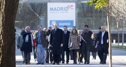 Lopez-Palop (segundo por la izquierda) y Moix (cuarto), durante una inspección en el Madrid Arena en diciembre de 2012.