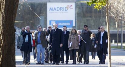 Lopez-Palop (segundo por la izquierda) y Moix (cuarto), durante una inspecci&oacute;n en el Madrid Arena en diciembre de 2012.