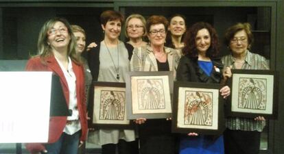 Las premiadas por Dones Progressistes, durante el acto.