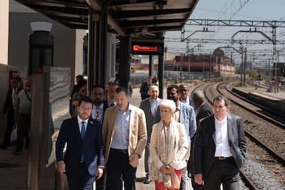 El presidente de la Generalitat de Catalunya, Pere Aragonès; el director general de Adif, Ángel Contreras y la directora de Rodalies de Catalunya en Renfe, Mayte Castillo, durante su visita a la estación de Renfe de Gavà, este lunes, donde han seguido la avería que afecta a Rodalies. 
