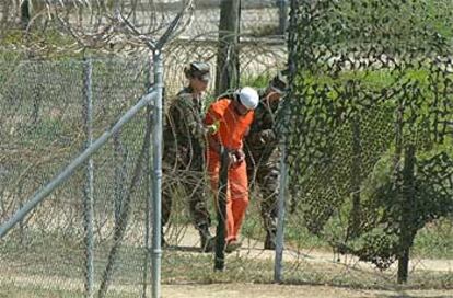 Un detenido es trasladado en Guantánamo, en una imagen tomada el pasado mes de febrero.