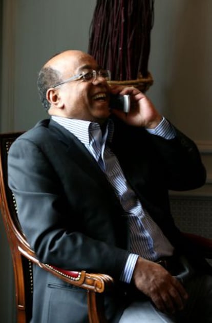 Mo Ibrahim en 2007 en G&eacute;nova, tras un encuentro con el ex Secretario General de la ONU Kofi Annan. 
