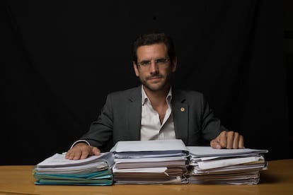 El abogado Eduardo Ranz posa con documentación relativa al caso del Valle de los Caídos.