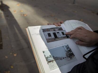Un uigur residente en España muestra imágenes de su ciudad natal durante la entrevista. 