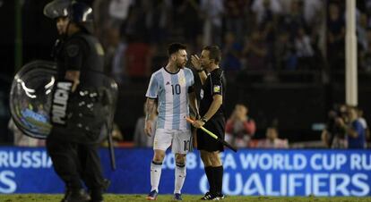 Messi, al final del partit contra Xile, quan va insultar el jutge de línia.