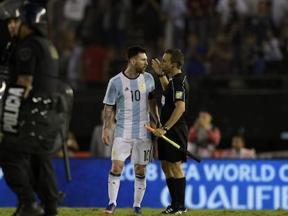 Messi ao final do jogo contra Chile, quando insultou o árbitro assistente.