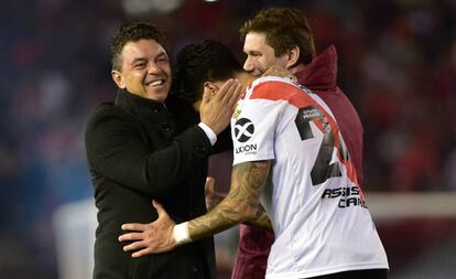 Marcelo Gallardo (I), abraza a Enzo Pérez después de la semifinal de la Libertadores contra Boca.