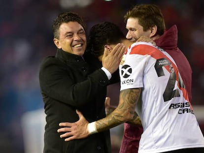 Marcelo Gallardo (I), abraza a Enzo Pérez después de la semifinal de la Libertadores contra Boca.