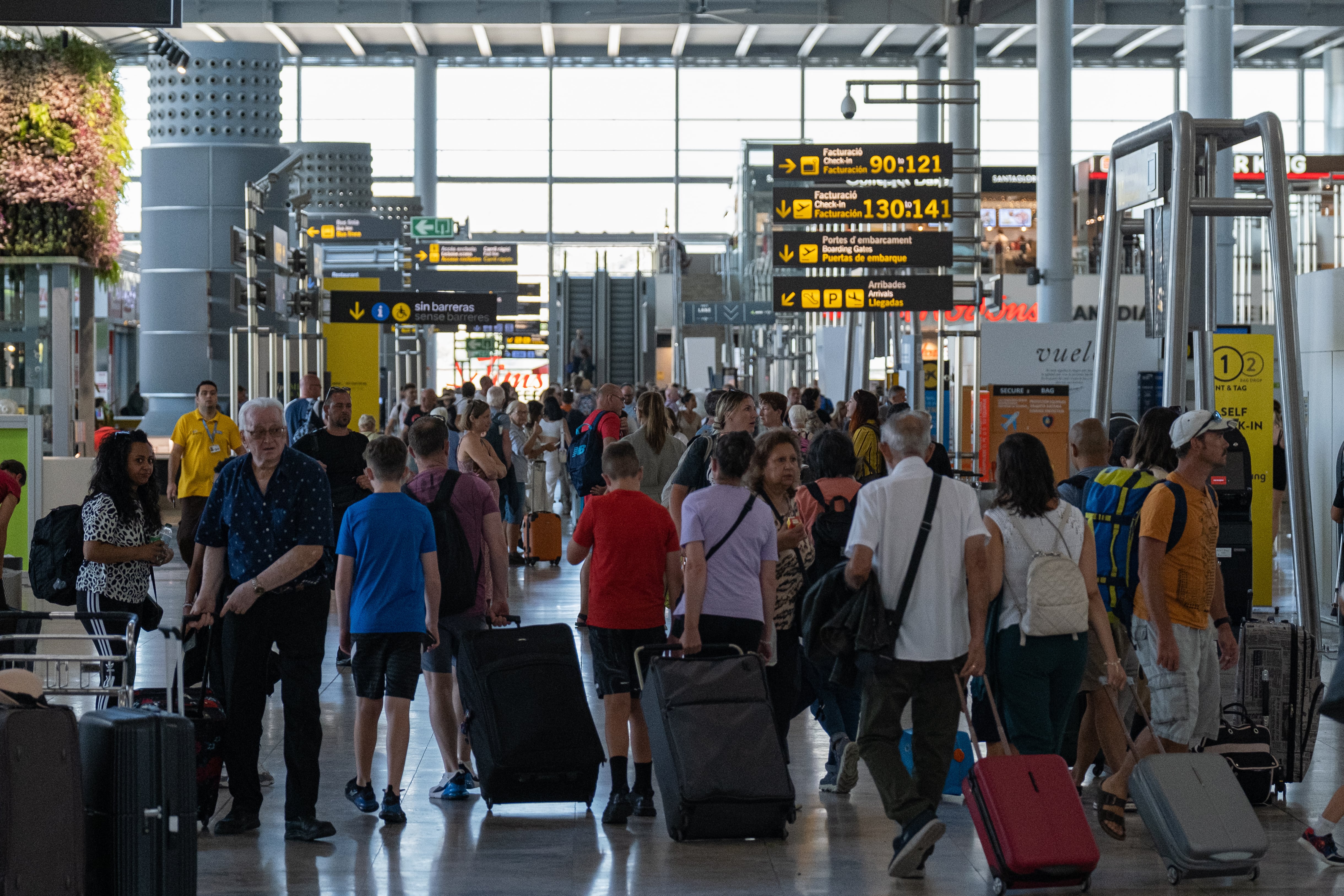 Una decena de aeropuertos saturados urgen inversión en pleno impulso al plan de El Prat